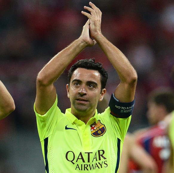 epa04745443 FC Barcelona players Pedro Rodriguez (L) and Xavi Hernandez (R) applaud supporters after the UEFA Champions League semi final second leg soccer match between FC Bayern Munich and FC Barcel ...