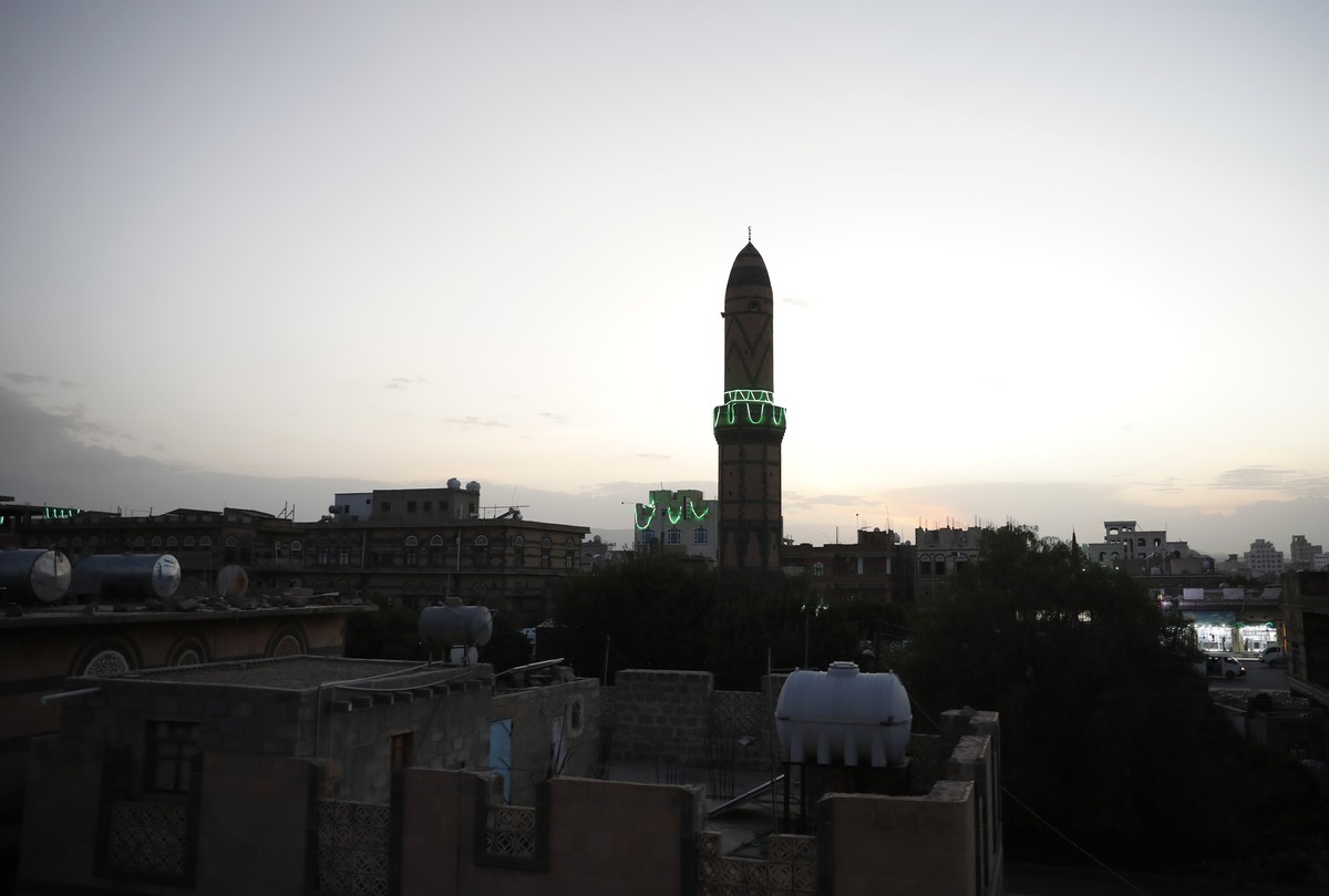 epa10220201 A view of a neighborhood after a UN-brokered truce ended, in Sana'a, Yemen, 02 October 2022. US and UN consultations with regional actors are underway on a fresh extension of a UN-bro ...