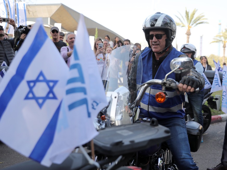 epa07490286 Benny Gantz, former Israeli army chief of staff and candidate for prime minister of the Blue and White centrist political party, rides on a Harley-Davidson motorcycle, accompanied by some  ...