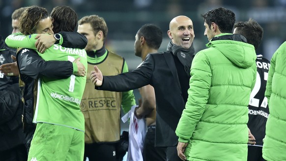 Trainer Schubert freut sich nach dem Sieg mit seinen Spielern.