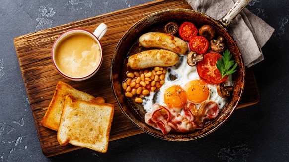 full english breakfast spiegelei wurst grillierte tomaten baked beans bohnen black pudding blutwurst pilz mushrooms hash brown toast bacon speck essen food coffee kaffee