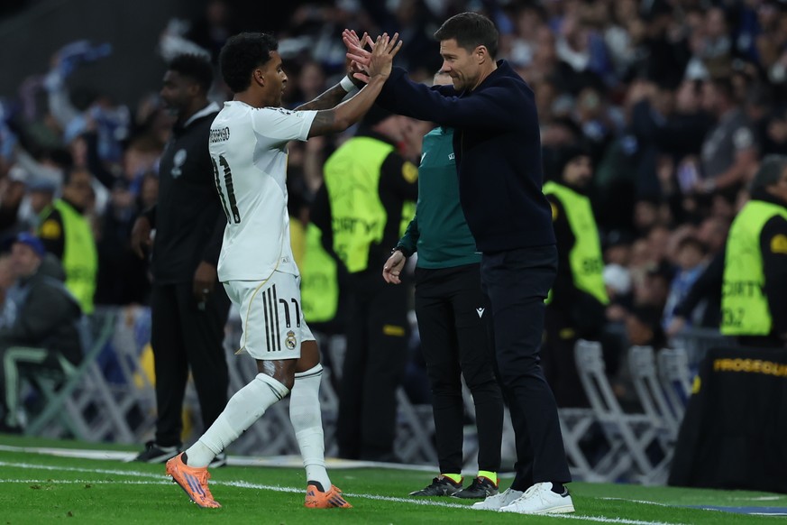 epa12583839 Real Madrid&#039;s Rodrygo Goes (L) celebrates with head coach Xabi Alonso after scoring the 1-0 goal during the UEFA Champions League soccer match between Real Madrid and Manchester City, ...