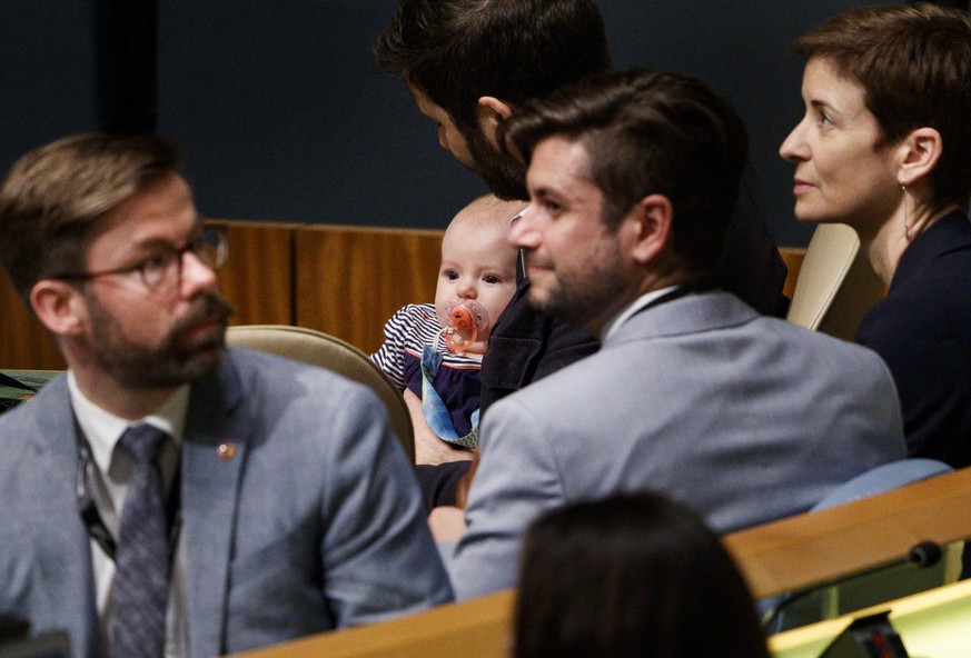 epa07043963 Clarke Gayford (3-R), partner of New Zealand Prime Minister Jacinda Ardern, holds their daughter Neve (C) while Ardern speaks at the Nelson Mandela Peace Summit during the 73rd session of  ...