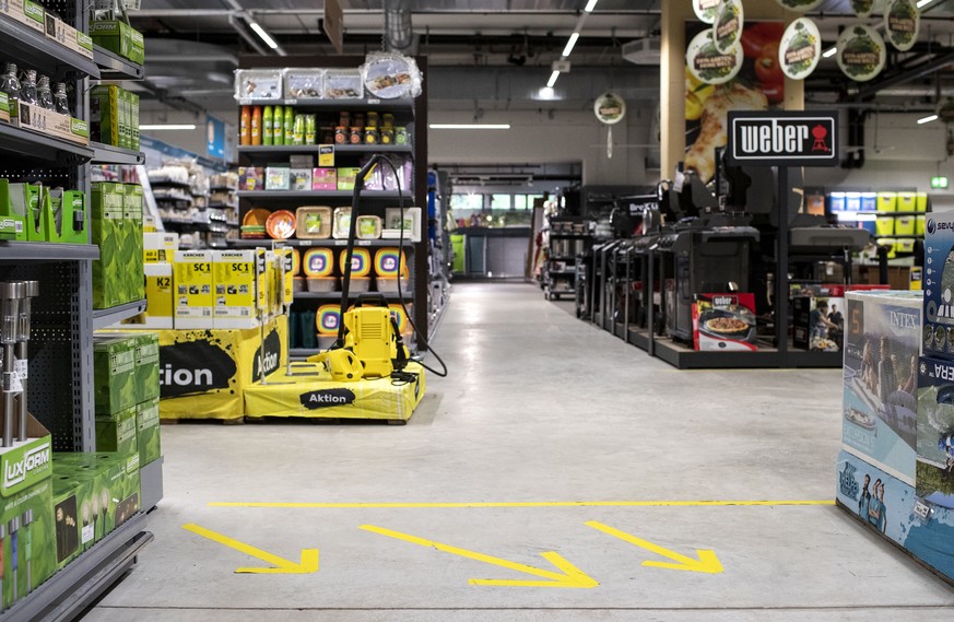 Bodenmarkierungen im Coop Bau und Hobby in Ruemlang, am Samstag, 2. Mai 2020. (KEYSTONE/Alexandra Wey)