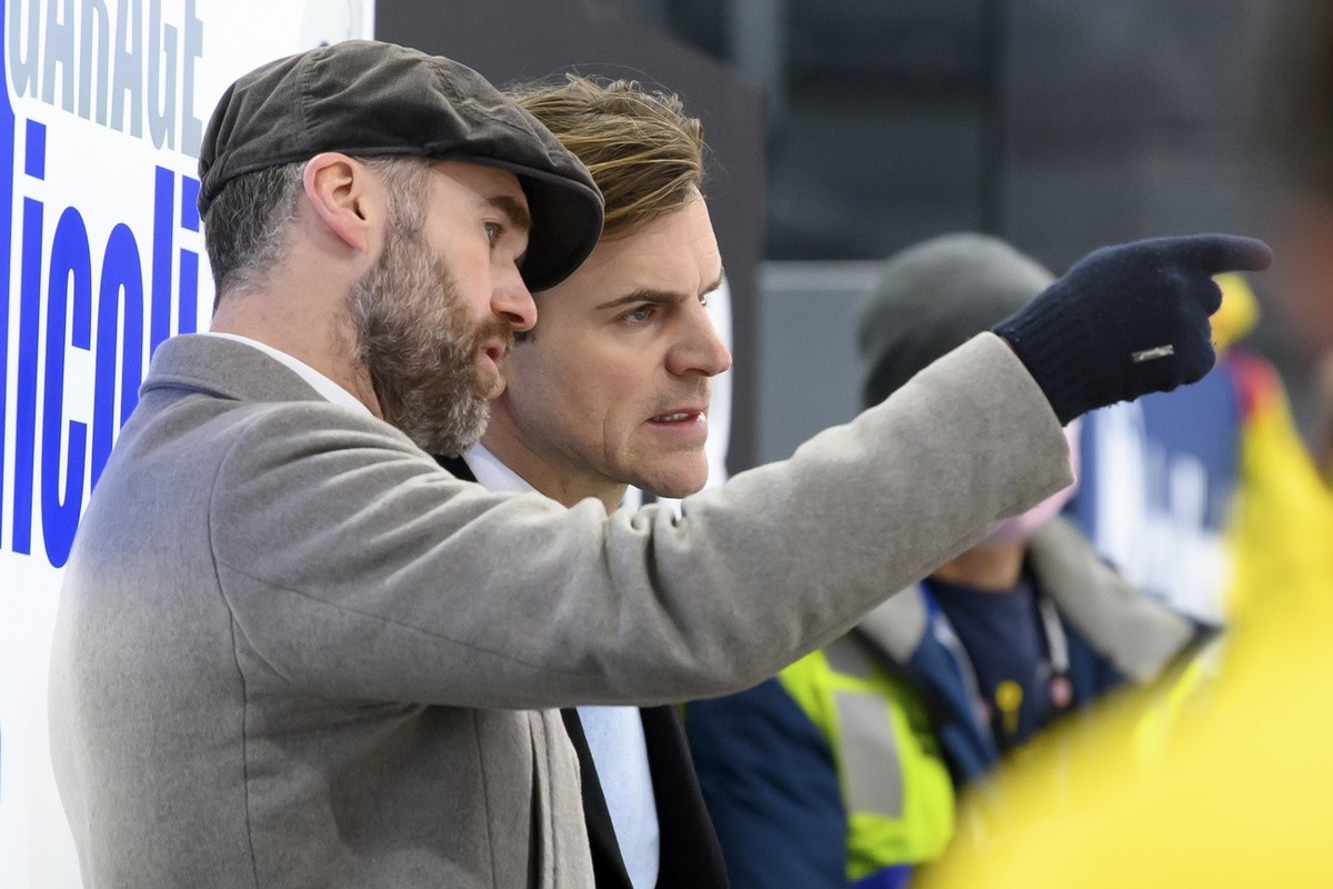 Cheftrainer und Sportdirektor Christian Dube, links, und Assistenztrainer Pavel Rosa, rechts, sprechen beim Eishockey Meisterschaftsspiel der National League A zwischen den HC Fribourg Gotteron und de ...