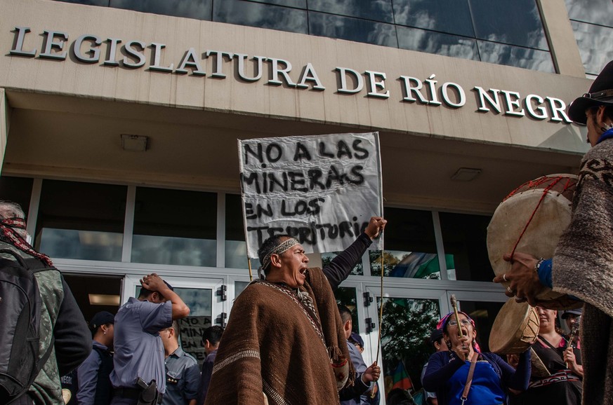 Orlando Carriqueo, Mapuche aus der Provinz Rio Negro in Argentiniern, demonstriert gegen die Öl- und Gaskonzerne, die mit Fracking das Land, die Umwelt, die Lebensgrundlage und die Gesundheit der Mapu ...