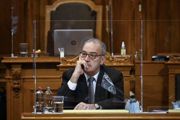 Bundesrat Guy Parmelin hoert einem Votum zur Debatte um die Volksinitiative Stop der Hochpreisinsel zu, an der Wintersession der Eidgenoessischen Raete, am Mittwoch, 2. Dezember 2020 im Staenderat in  ...