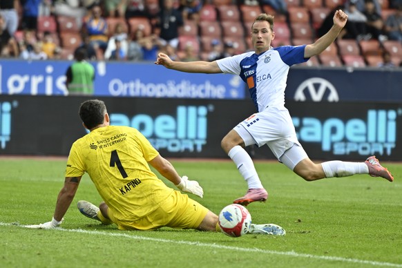 Der Grasshopper Lovro Zvonarek bezwingt den Winterthurer Torhueter Stefanos Kapino zum 2-0 fuer GC beim Fussballspiel der Super League Grasshopper Club Zuerich gegen den FC Winterthur im Stadion Letzi ...