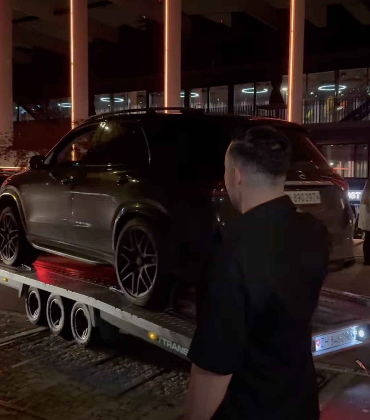 Zeki kann nur noch zuschauen, wie sein Auto abgeschleppt wird.