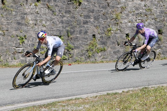 epa13117548 British cyclist Tom Pidcock (L) of Pinarello-Q36.5 Pro Cycling Team and Swiss cyclist Mauro Schmid (R) of Team Jayco AlUla in action during Stage 13 of the Tour de France, a 205.8 km route ...