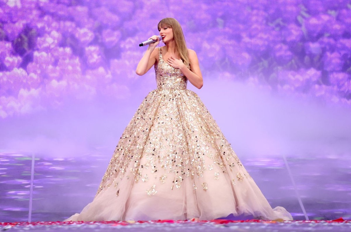 LONDON, ENGLAND - JUNE 21: (EDITORIAL USE ONLY. NO STANDALONE PUBLICATION USE (NO SPECIAL INTEREST OR SINGLE ARTIST PUBLICATION USE; NO BOOK USE)) Taylor Swift performs onstage during "Taylor Swi ...