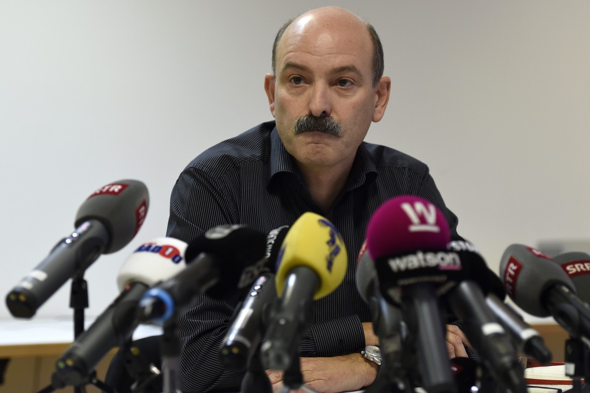 Ettore Weilenmann, Verwaltungsratspräsident von Carna Grischa beantwortet in Landquart die Fragen der Medien.