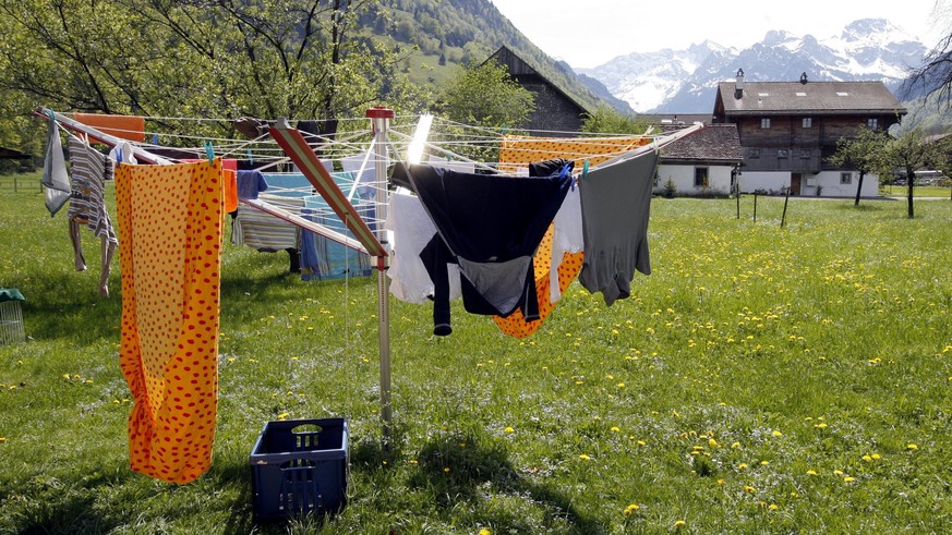 Ein Stewi Waeschetrocknungsstaender steht am Samstag, 25. April 2009, an der Fruehlingssonne in der Gegend um Wolfenschiessen im Kanton Nidwalden. Der Erfinder der beruehmten Waescheschirme Stewi, Wal ...