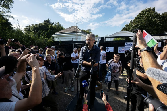 Akos Hadhazy organisiert regelmässig Ausflüge für Bürgrerinnen und Bürger zu Hatvanapuszta. Hier im September 2025.