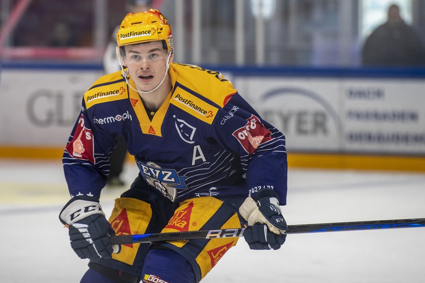 Der PostFinance Top Scorer Gregory Hofmann von Zug beim Eishockey Meisterschaftsspiel der National League zwischen dem EV Zug und Rapperswil Jona Lakers am Freitag, 23. Dezember 2022 in Zug. (PostFina ...