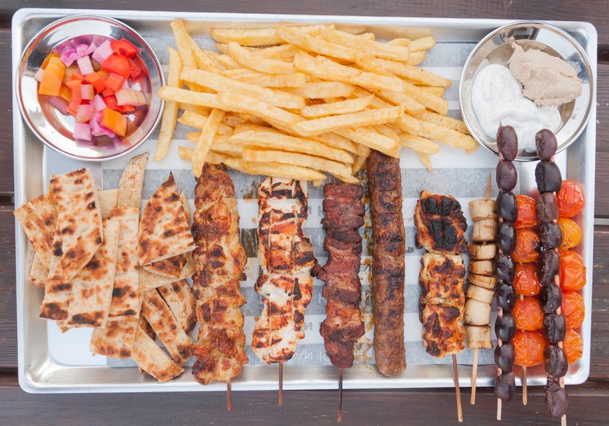 zypern griechenland souvlaki halloumi pita brot oliver tomaten poulet huhn lamm schweinefleisch pommes frites kartoffeln joghurt essen food fleisch