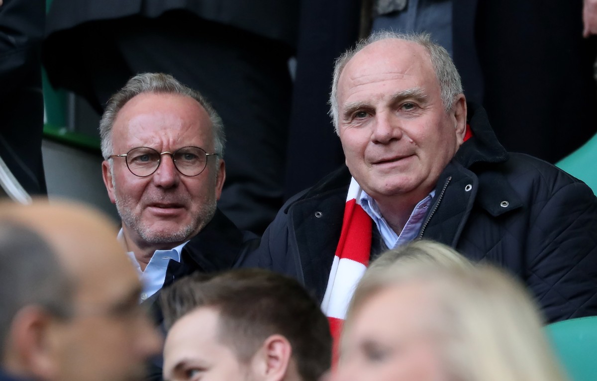 epa07106995 Bayern's chairman of the board Karl-Heinz Rummenigge (L) and president Uli Hoeness (R) during the German Bundesliga soccer match between VfL Wolfsburg and Bayern Munich in Wolfsburg,  ...