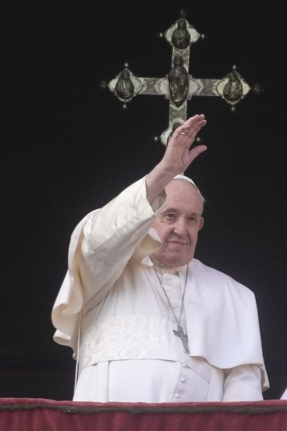 Pope Francis waves to faithful at the end of the Urbi et Orbi (Latin for &#039;to the city and to the world&#039; ) Christmas&#039; day blessing from the main balcony of St. Peter&#039;s Basilica at t ...