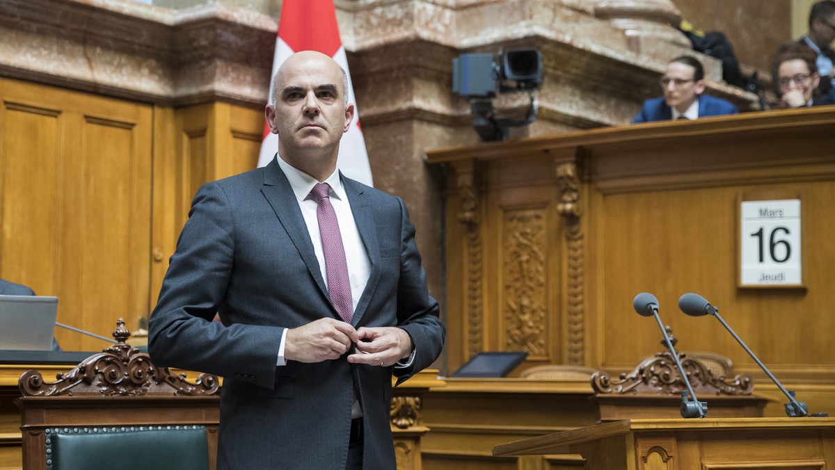 ARCHIV - ZUR WAHL VON ALAIN BERSET ZUM BUNDESPRAESIDENTEN STELLEN WIR IHNEN FOLGENDES BILDMATERIAL ZUR VERFUEGUNG - Bundesrat Alain Berset nach der gewonnenen Abstimmung um die Altersvorsorge 2020 im  ...
