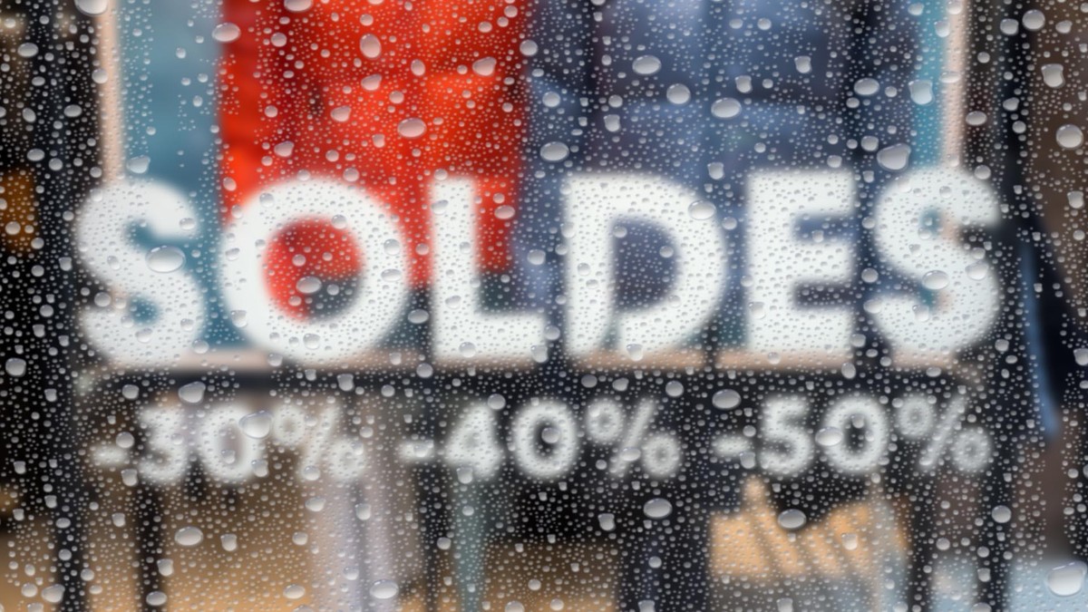 discount sign "SOLDES" in french, the traduction of (sales in english) on the window of fashion store