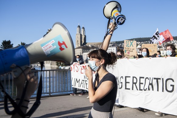 Menschen demonstrieren am Internationalen Streiktag fuer das Klima, aufgenommen am Freitag, 24. September 2021 in Zuerich. (KEYSTONE/Ennio Leanza).