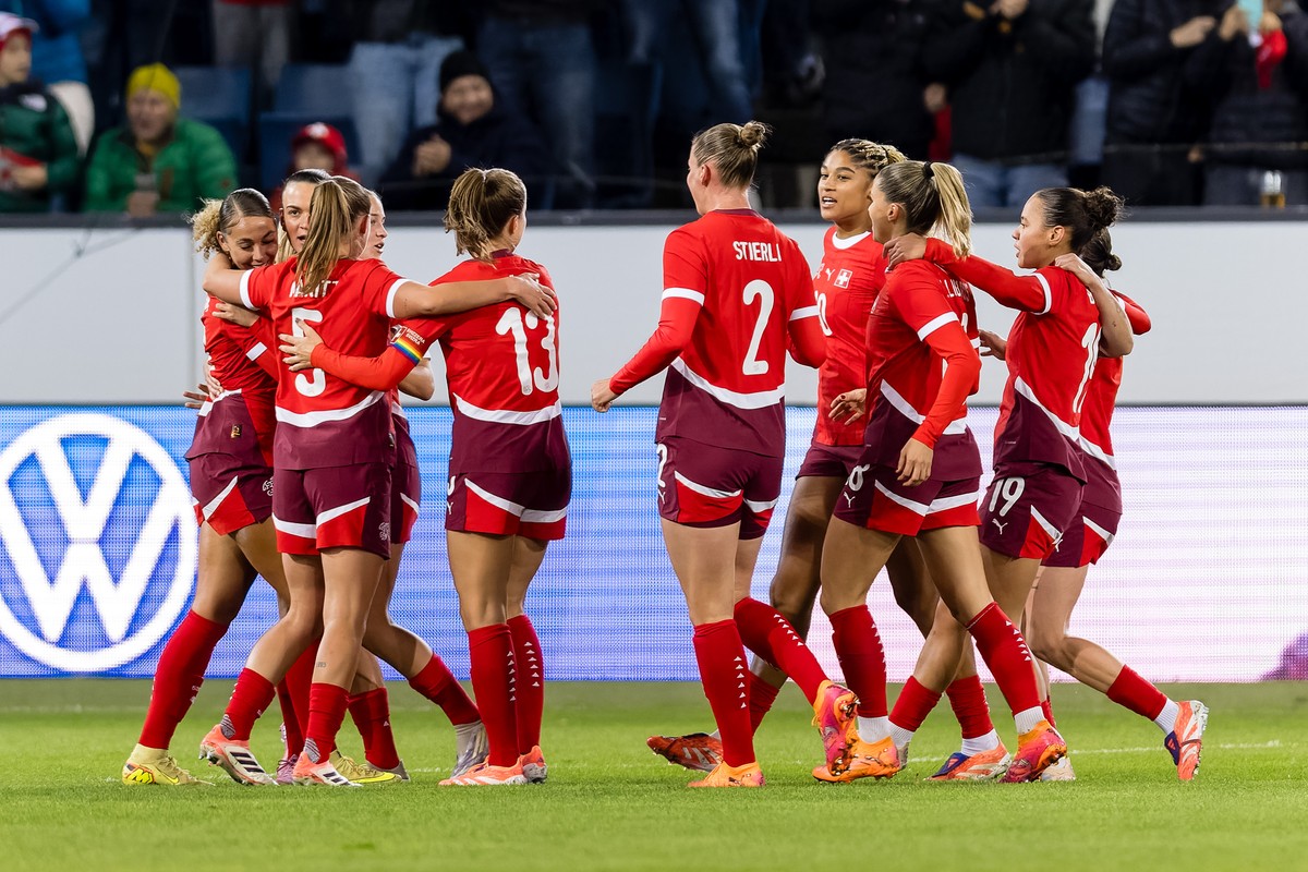 Alayah Pilgrim of Switzerland, left, and her teammates celebrate the opening goal during the women's international friendly soccer match between Switzerland and Canada at the Swissporarena, in Lu ...