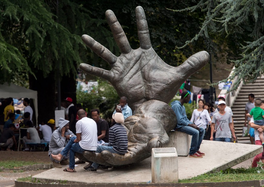 epa05499026 Refugees heading towards northern Europe have set up tents in a park close to the train station in Como, Italy, 19 August 2016. The migrant population in Como is rapidly increasing after p ...