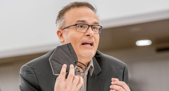 Die Maske ist weiterhin steter Begleiter: Sobald sich viele Leute an einem Ort aufhalten, zieht Dan Staner sie an.