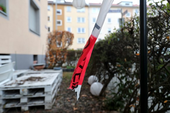14.12.2018, Bayern, Nuernberg: Ein Stueck Polizei-Absperrband haengt an einem Tatort im Nuernberger Stadtteil St. Johannis. Am Vorabend (13.12.) waren in dem Stadtteil innerhalb weniger Stunden gleich ...