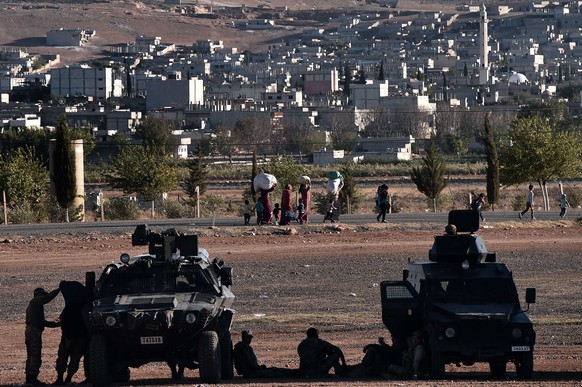 Kobane oder Ain al-Arab an der Grenze zur Türkei: Türkische Soldaten bewachen den Flüchtlingsstrom.