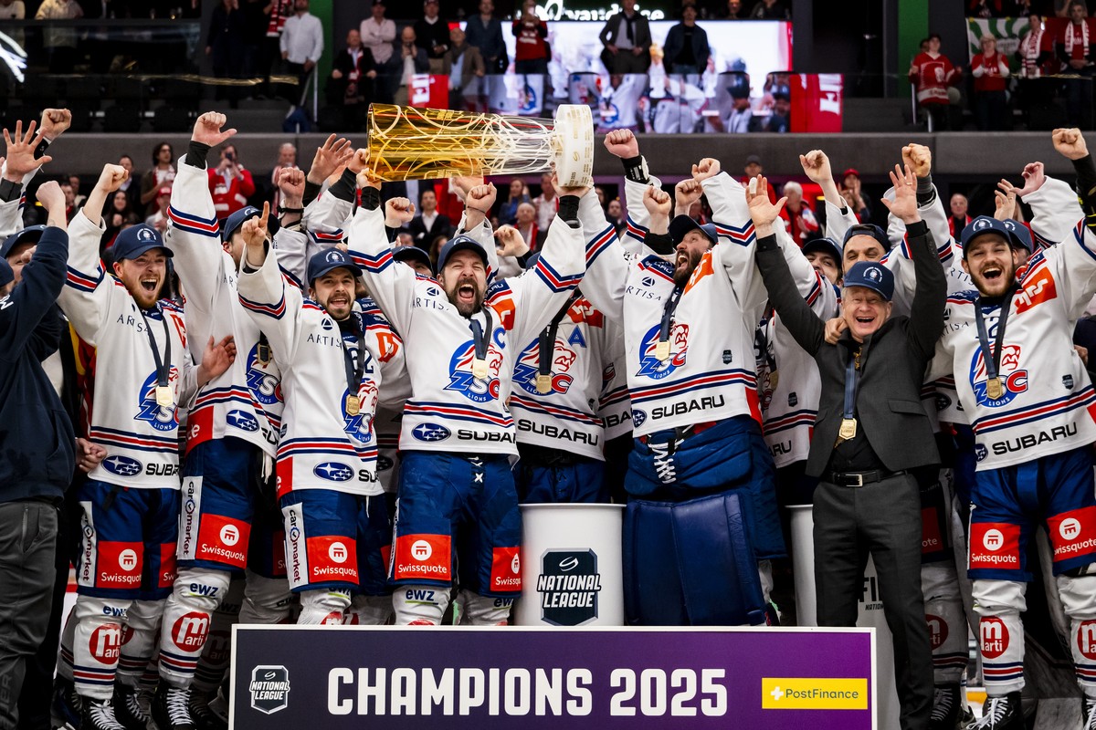 Captain Patrick Geering (ZSC) celebrate with the trophy of Swiss Champion after winning by 2:3 during the fifth leg of the National League Swiss Championship final playoff game between Lausanne HC and ...