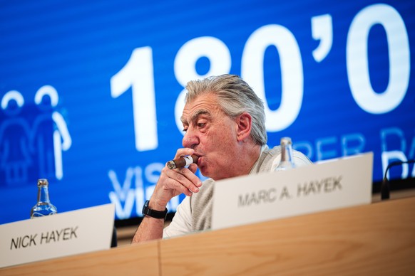epa11233542 Nick Hayek, CEO of Swatch Group AG, smokes a cigar during a press conference to present the 2023 annual results, Biel/Bienne, Switzerland, 21 March 2024. EPA/ADRIEN PERRITAZ
