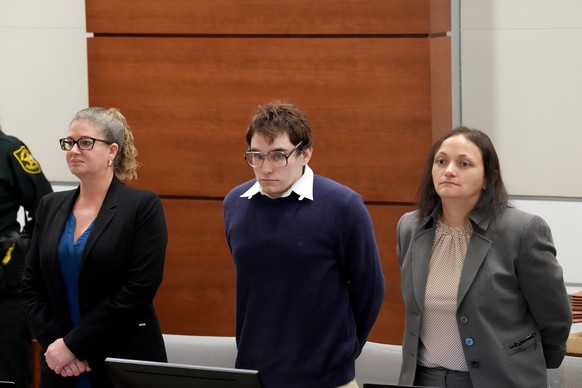 Nikolas Cruz with his lawyers.