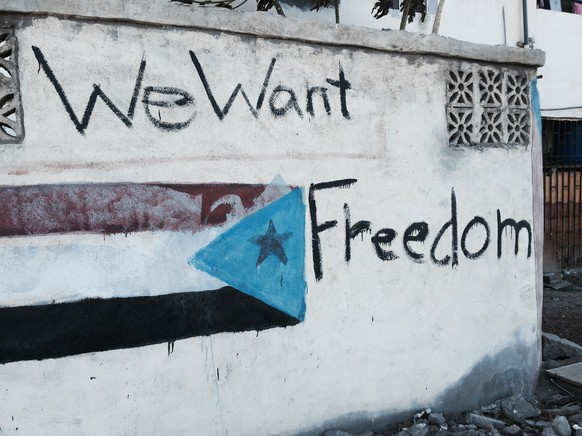 Auf dieser Wand steht, was fast alle wollen. Die Angst vor einem Bürgerkrieg ist gross im Jemen.&nbsp;