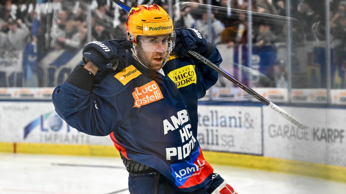 PostFinance Top Scorer Christopher DiDomenico (HCAP) celebrate his goal, during the regular season National League game between HC Ambri Piotta and HC Lugano at the ice stadium Gottardo Arena, Switzer ...