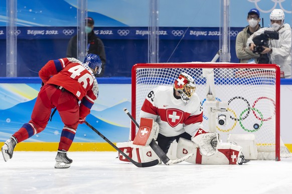 epa09746817 David Krejci (L) of the Czech Republic scores the winner goal against Switzerland&#039;s goaltender Leonardo Genoni during the Men&#039;s Ice Hockey preliminary round match between Czech R ...