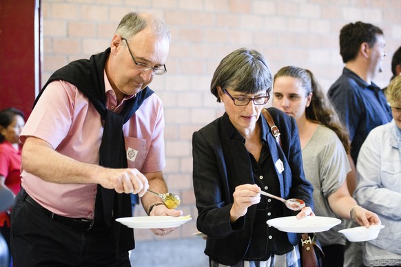 Bundesrat Guy Parmelin, links und seine Frau Caroline Parmelin, rechts beim traditionellen Bauernbrunch bei Bauer Urs Siegenthaler in Muensigen am Nationalfeiertag der Schweiz, fotografiert am Montag, ...