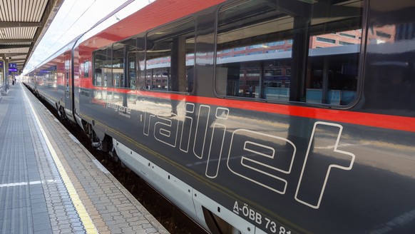 Ein Railjet Zug der ÖBB steht am Perron