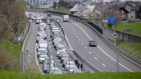 Der Reiseverkehr staut sich bei Erstfeld im Kanton Uri in Richtung Sueden vor dem Gotthard- Tunnel zwischen Gueschenen und Amsteg auf mehrere Kilometer, am Freitag, 7. April 2023 in Wassen. Die Kanton ...