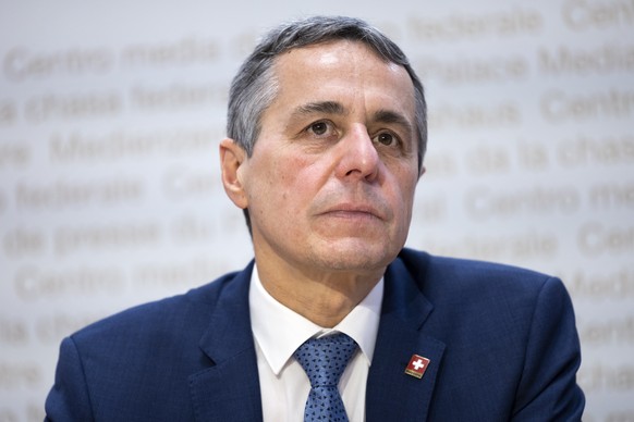 Der neu gewaehlte Bundespraesident Ignazio Cassis hoert sich waehrend einer Medienkonferenz eine Frage an, am Mittwoch, 8. Dezember 2021, in Bern. (KEYSTONE/Peter Klaunzer)
