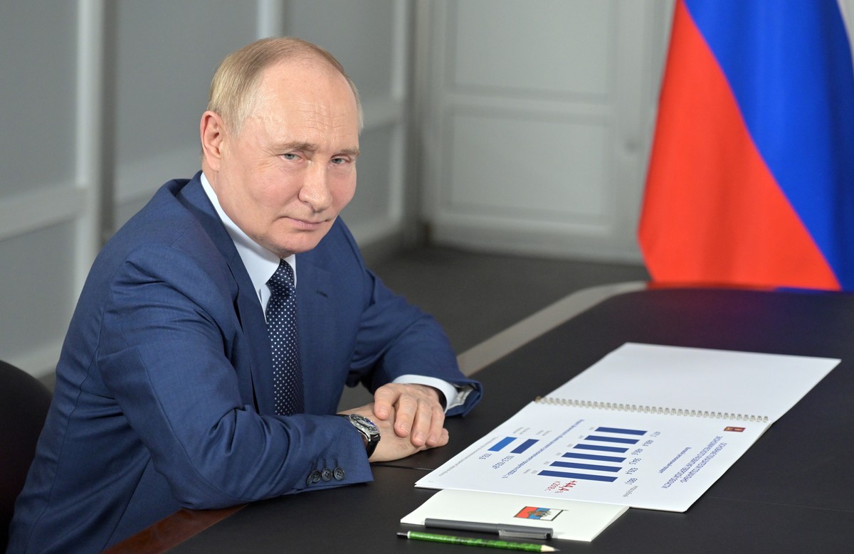 epa11482039 Russian President Vladimir Putin during his meeting with Tver Region Governor Igor Rudenya in Tver region, Russian, Russia, 16 July 2024. EPA/EVGENY BIYATOV / SPUTNIK / KREMLIN POOL