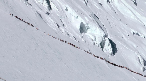 Schon 2012 (im Bild) wurde Kritik laut, dass zu viele den Everest besteigen.