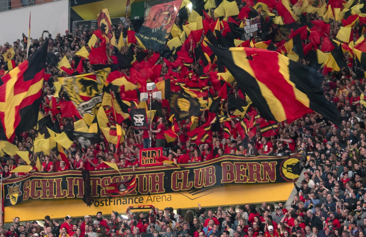 SCB Fans vor dem fuenften Eishockey Playoff-Finalspiel der National League zwischen dem SC Bern und dem EV Zug ein, am Samstag, 20. April 2019, in der Postfinance Arena in Bern. (KEYSTONE/Marcel Bieri ...
