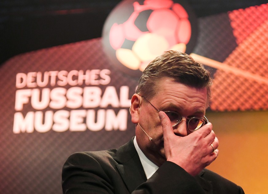 01.04.2019, Nordrhein-Westfalen, Dortmund: Fußball: Gala zur Einweihung der Hall of Fame des deutschen Fußballs im Deutschen Fußballmuseum. Reinhard Grindel, DFB-Präsident, fasst sich vor der Gala an  ...