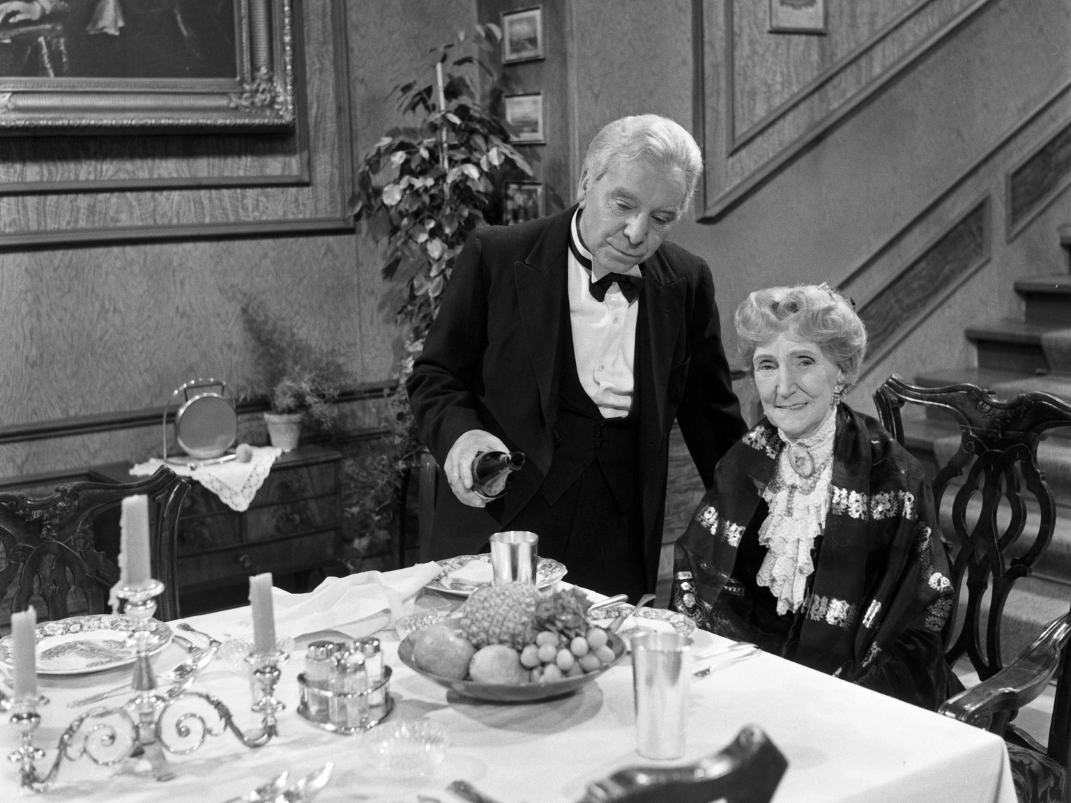 Freddie Frinton als Butler James und May Warden als Miss Sophie in dem Sketch Dinner for One oder Der 90. Geburtstag als Fernsehproduktion des NDR in Hamburg am 8. März 1963, Deutschland 1960er Jahre. ...