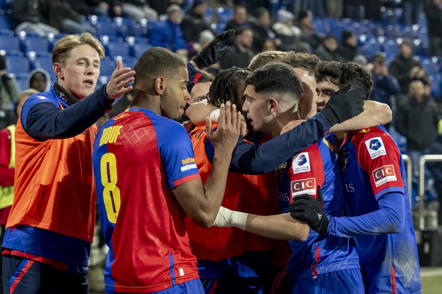 Basels SPieler freuen sich ueber das Tor zum 2:1 im Fussball Meisterschaftsspiel der Super League zwischen dem FC Basel 1893 und dem FC Sion im Stadion St. Jakob-Park in Basel, am Samstag, 11. Februar ...