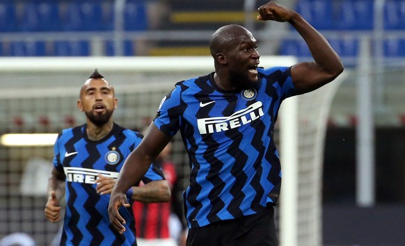 epa08753479 Inter Milan&#039;s Romelu Lukaku jubilates after scoring the 1-2 goal during the Italian Serie A soccer match FC Inter vs AC Milan at Giuseppe Meazza stadium in Milan, Italy, 17 October 20 ...