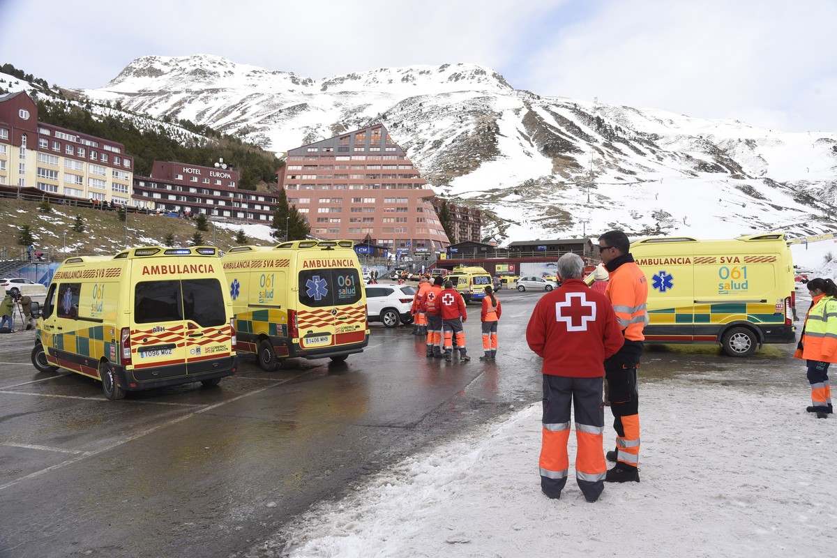 epa11834021 Medical and emergency teams at the Astun Winter Complex, in Aragon, northern Spain, 18 January 2025. A number of people were injured on 18 January during a failure on a chairlift in the sk ...