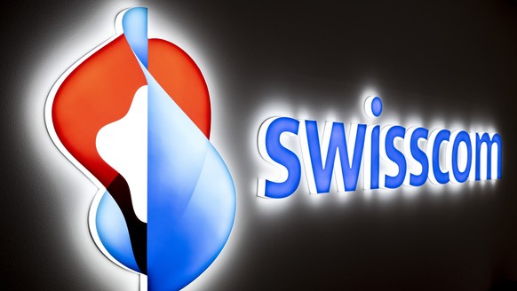 ARCHIV -- Das Logo des Telekommunikationsunternehmen Swisscom an der Bilanzmedienkonferenz zum Jahresabschluss, aufgenommen am Donnerstag, 3. Februar 2022 in Zuerich. Der Schweizer Telekomkonzern uebe ...