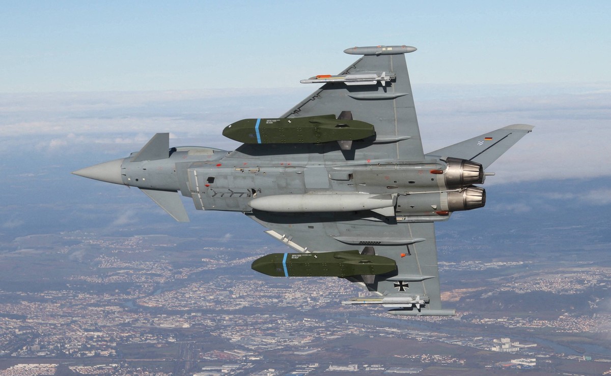 Kampfjet mit Taurus-Marschflugkörpern.